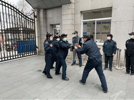 潤(rùn)州保安公司組織鎮(zhèn)江崇實(shí)女子中學(xué)保安隊(duì)員進(jìn)行隊(duì)列及防爆器械訓(xùn)練