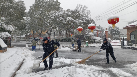 瑞雪致祥開門吉 除雪保暢暖人心