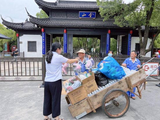 “高溫送清涼?防暑保安全”——潤(rùn)馨物業(yè)工會(huì)開(kāi)展2022年防暑降溫慰問(wèn)活動(dòng)