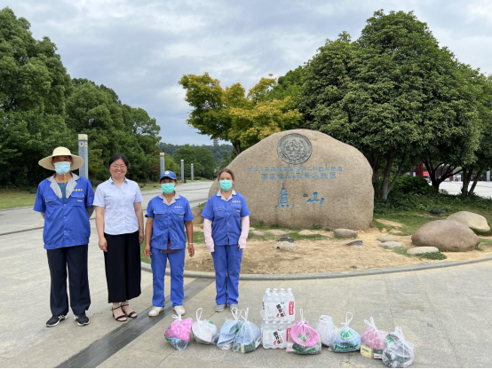 “高溫送清涼?防暑保安全”——潤(rùn)馨物業(yè)工會(huì)開(kāi)展2022年防暑降溫慰問(wèn)活動(dòng)